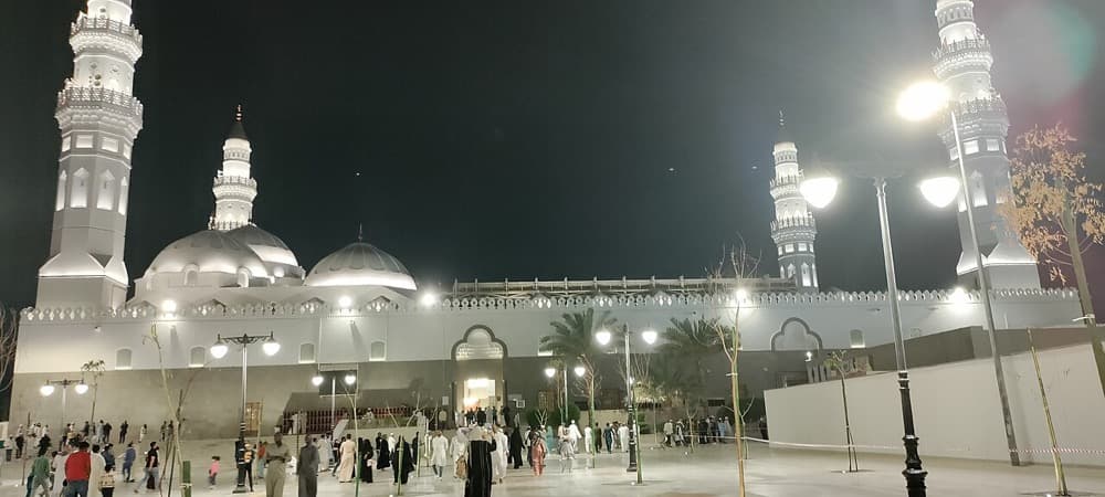 The white domes and minarets of Masjid Qubāʾ, the first masjid of Islam, in Al-Madīnah.