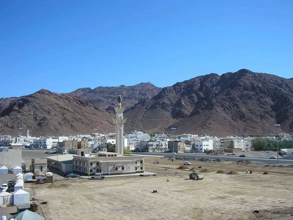 Mount Uḥud rising over the plains north of Al-Madīnah.